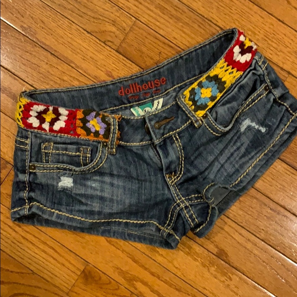 Dollhouse ‘Sienna’ jean short w/ crocheted waist